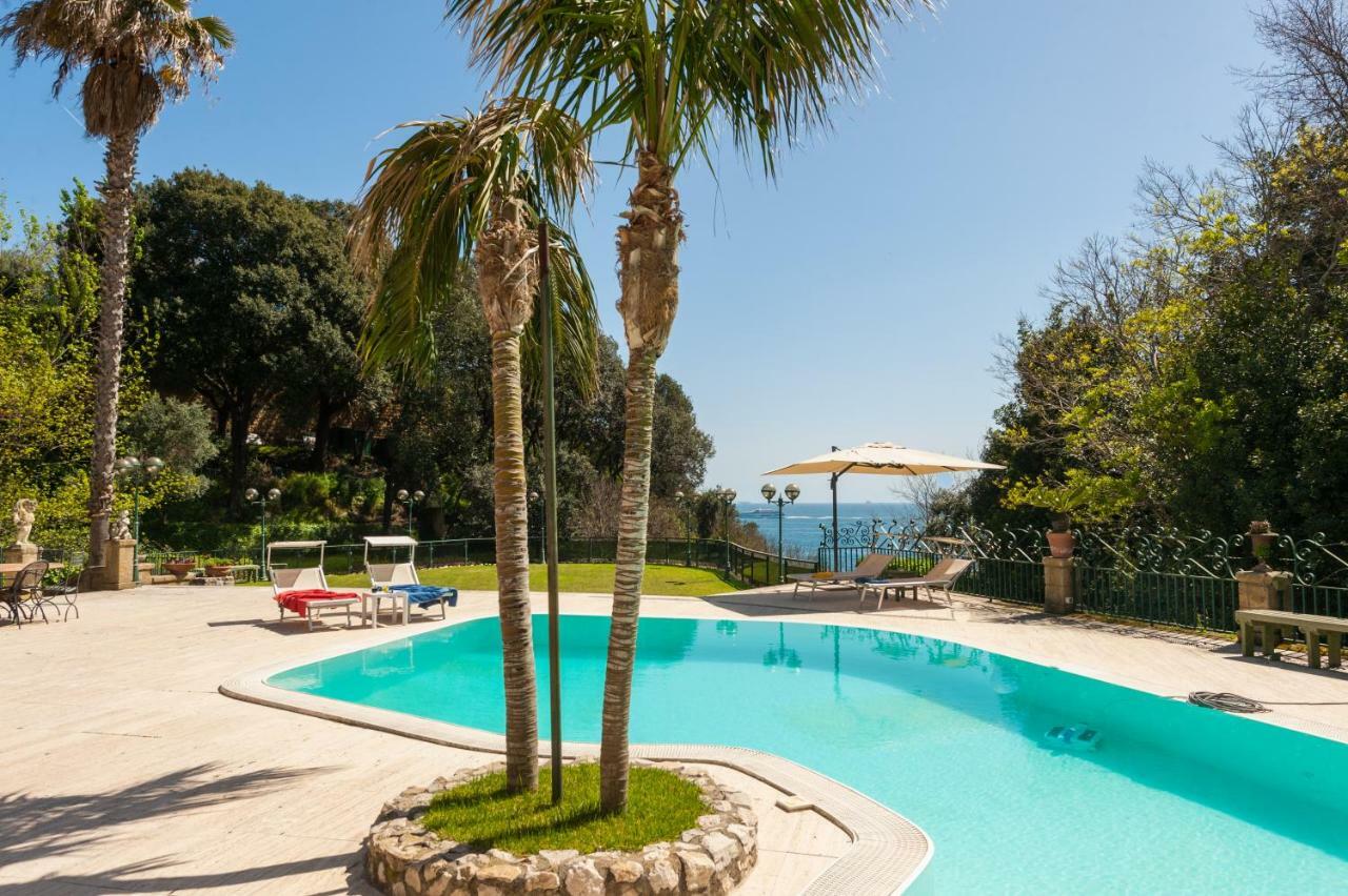 Holidays Naples Family - Pool In Front Of Capri Buitenkant foto